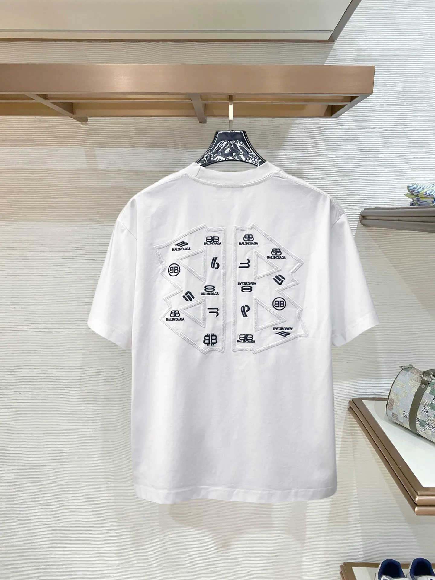 Balenciaga's high-end top-quality products 🐮2026 Spring and Summer New Arrival first counter, the latest New Arrival short-sleeved round neck T-shirt, Premium customized design, avant-garde and fashionable! Brand logo heavy craftsmanship design Premium customized 260g fabric. Soft to the touch. Comfortable to wear. Counter-level exquisite stitching. Fine workmanship. The upper body effect is incomparably handsome! A must-have item for men and women with the same style! Sizes: S~XXL When placing an order, please state your height and weight. The maximum wearing size is 210 pounds (one size larger)